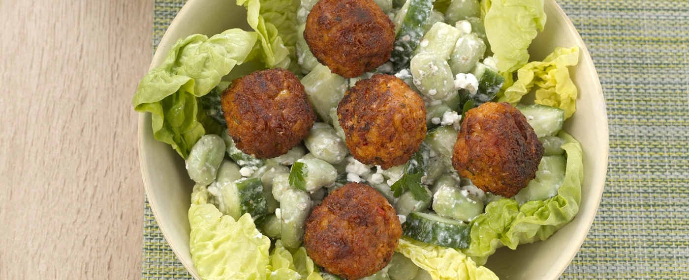 Salade met tuinbonen & falafel balletjes