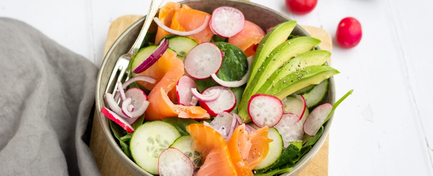 Salade met gerookte zalm & avocado