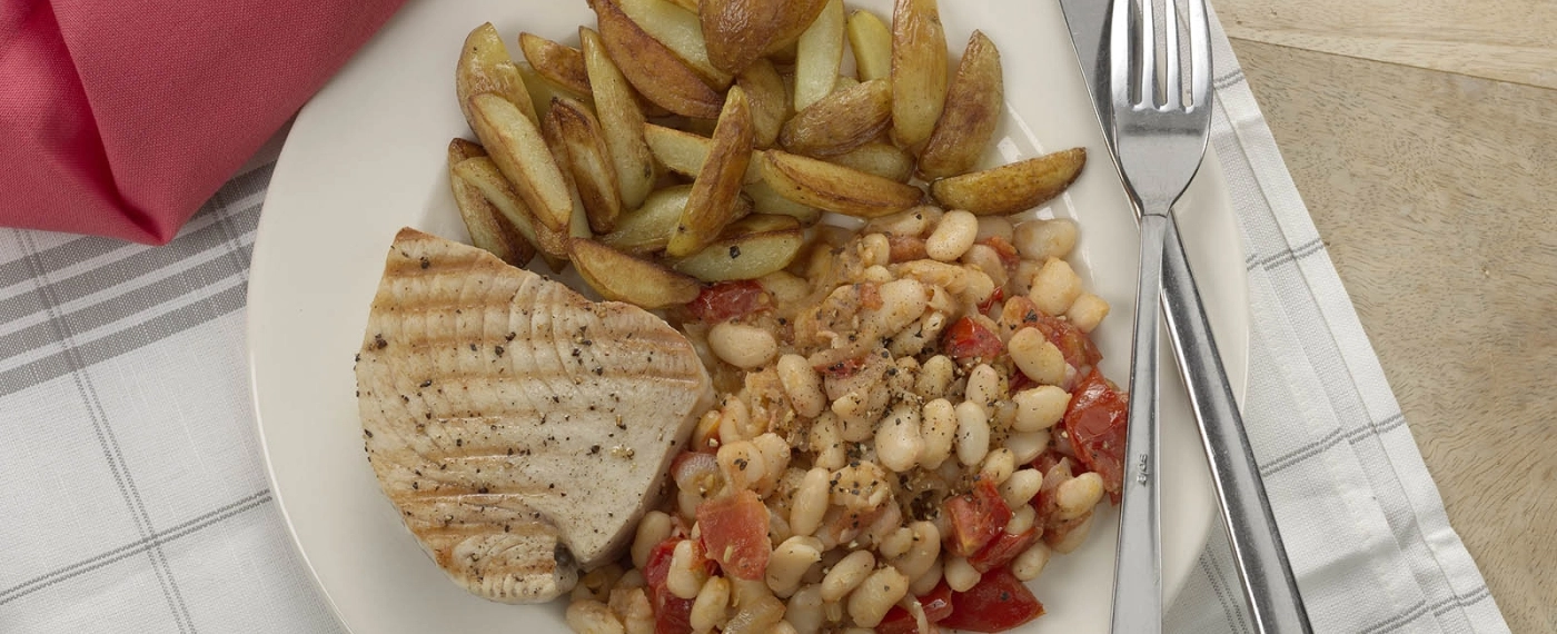 Gegrilde tonijnsteak met groene kidneybonen in tomatensaus
