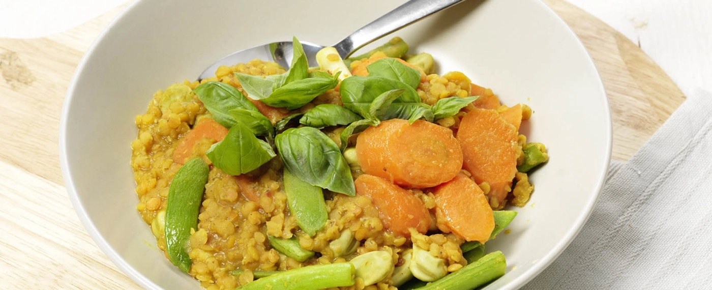 Vegan linzencurry met lentegroenten