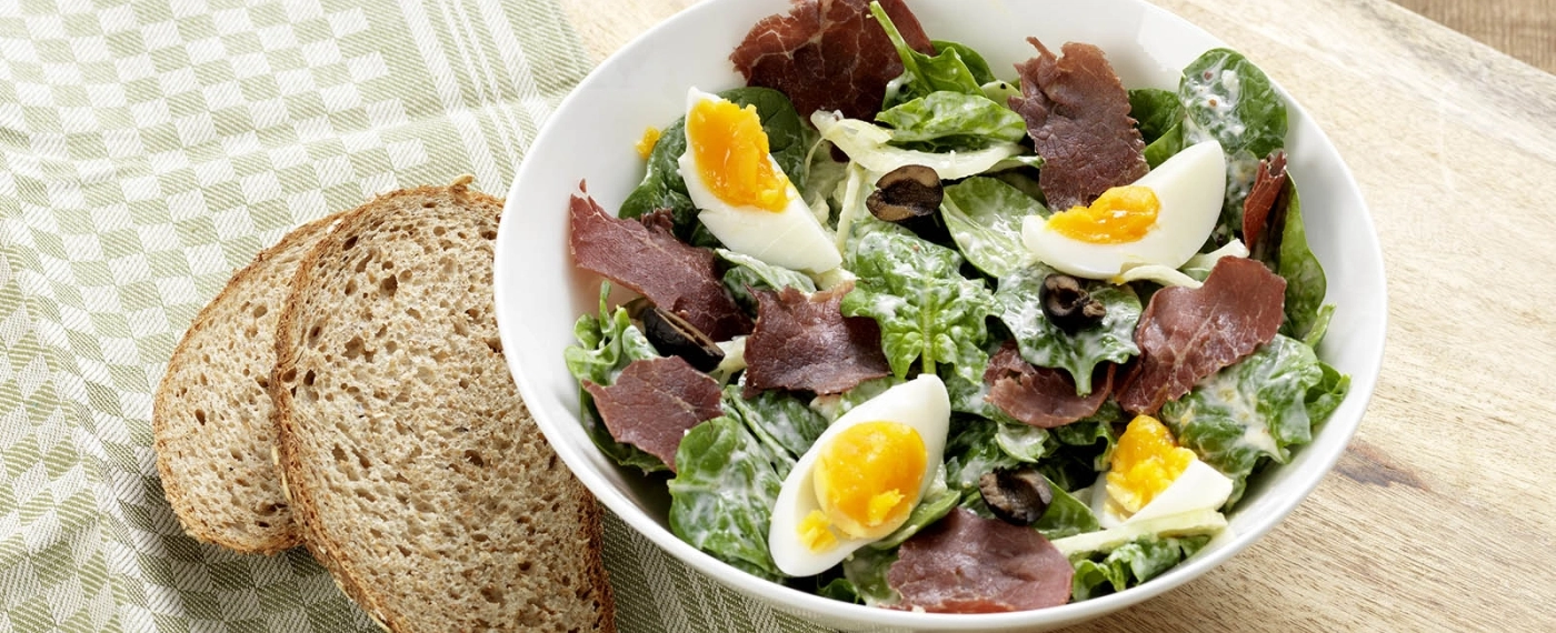 Venkelsalade met ei & rookvleesschotsen