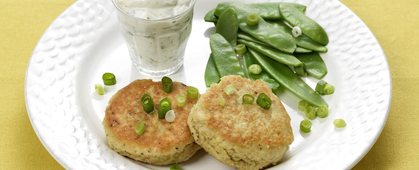 Visburgertjes met sugarsnaps & skyrsaus