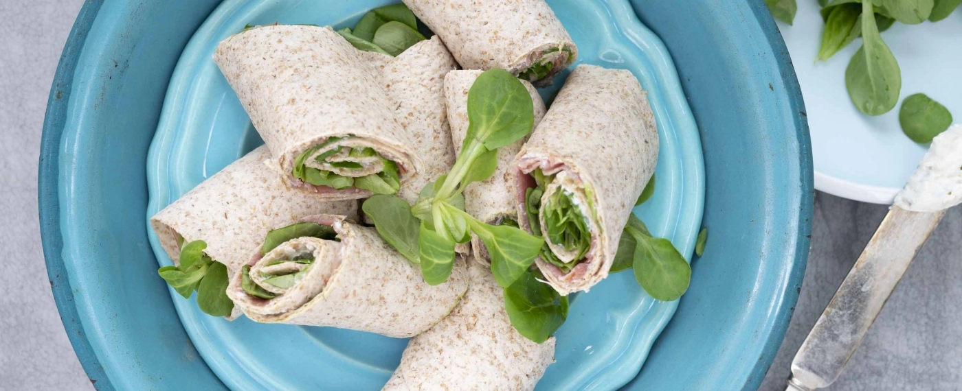 Deze gezonde lunch van een wrap met rookvlees en zuivelspread is erg lekker in de middag, helaas is het recept niet koolhydraatarm. 