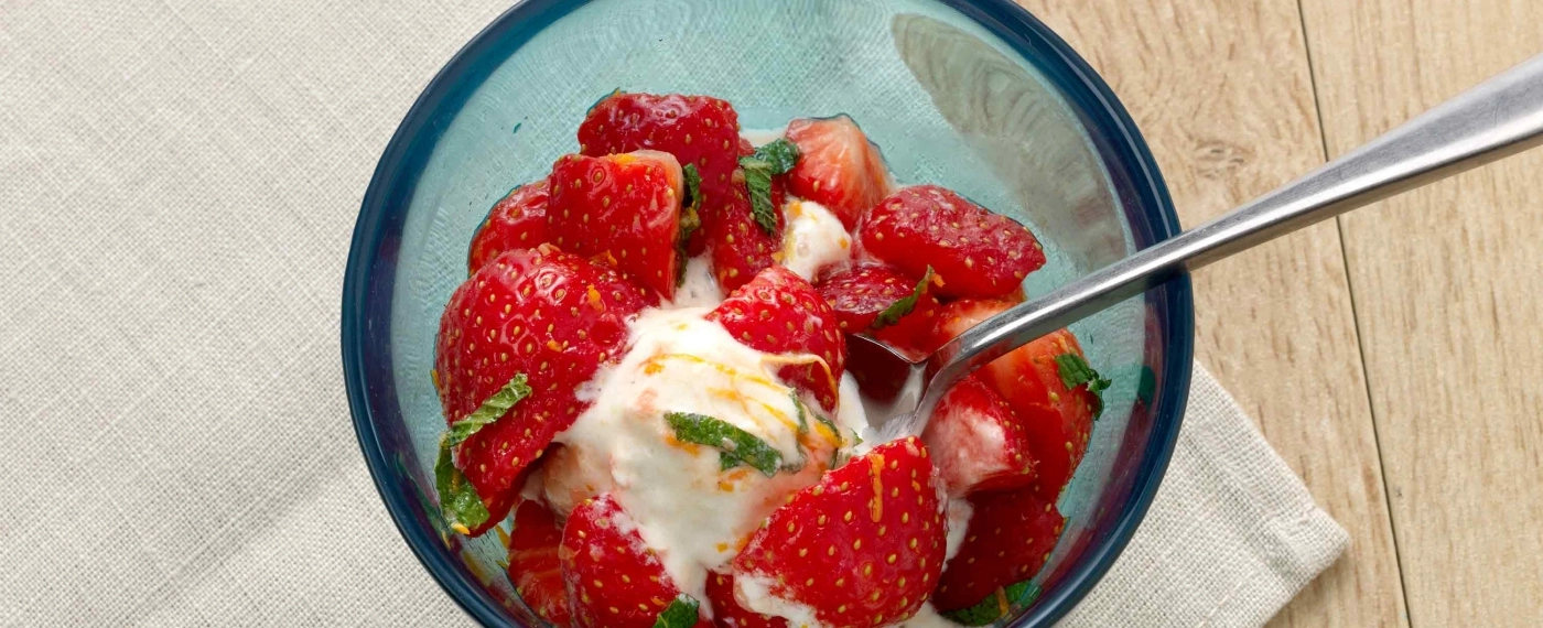 Homemade yoghurt ijs met aardbeien