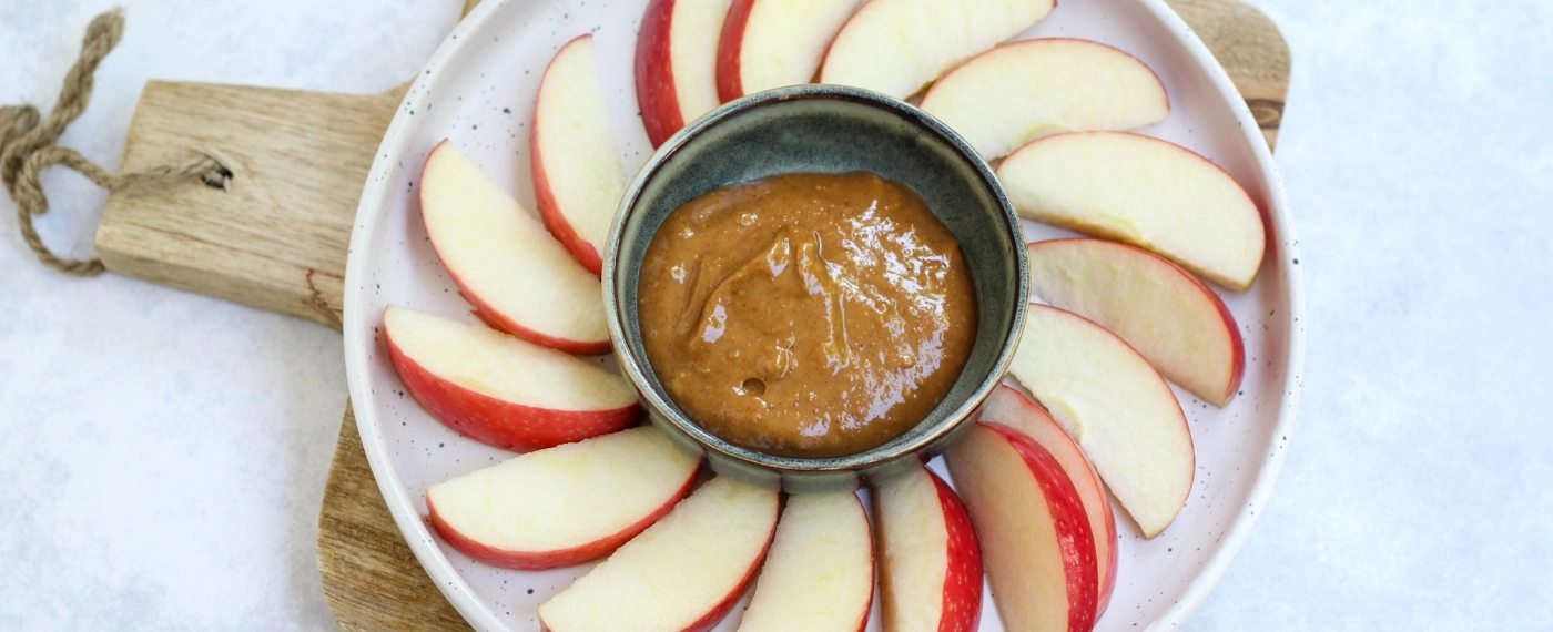 Partjes appel met pindakaas