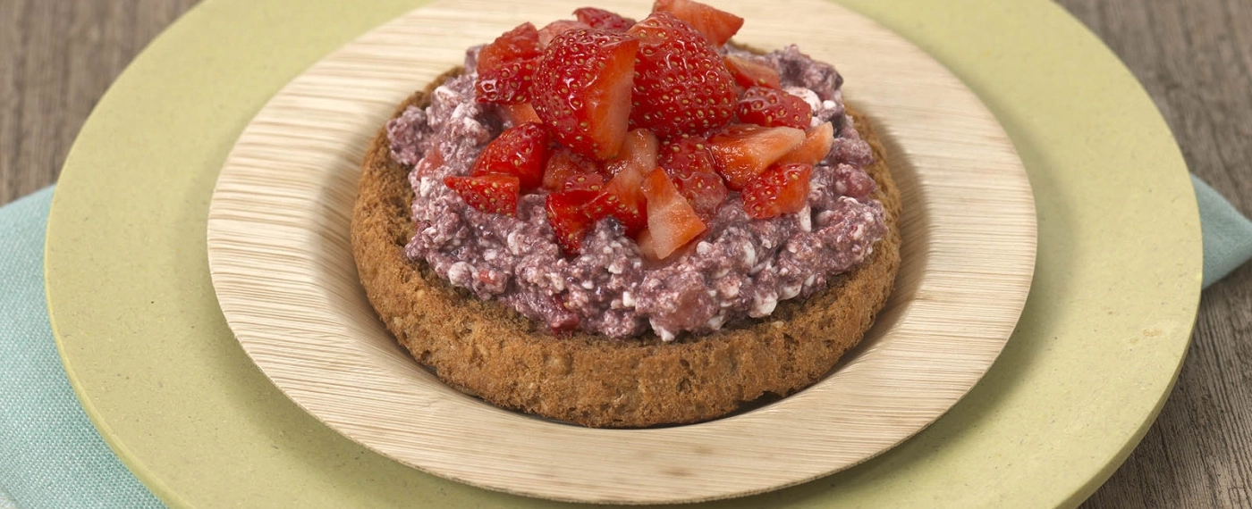 Beschuit met eiwitrijke aardbeienspread