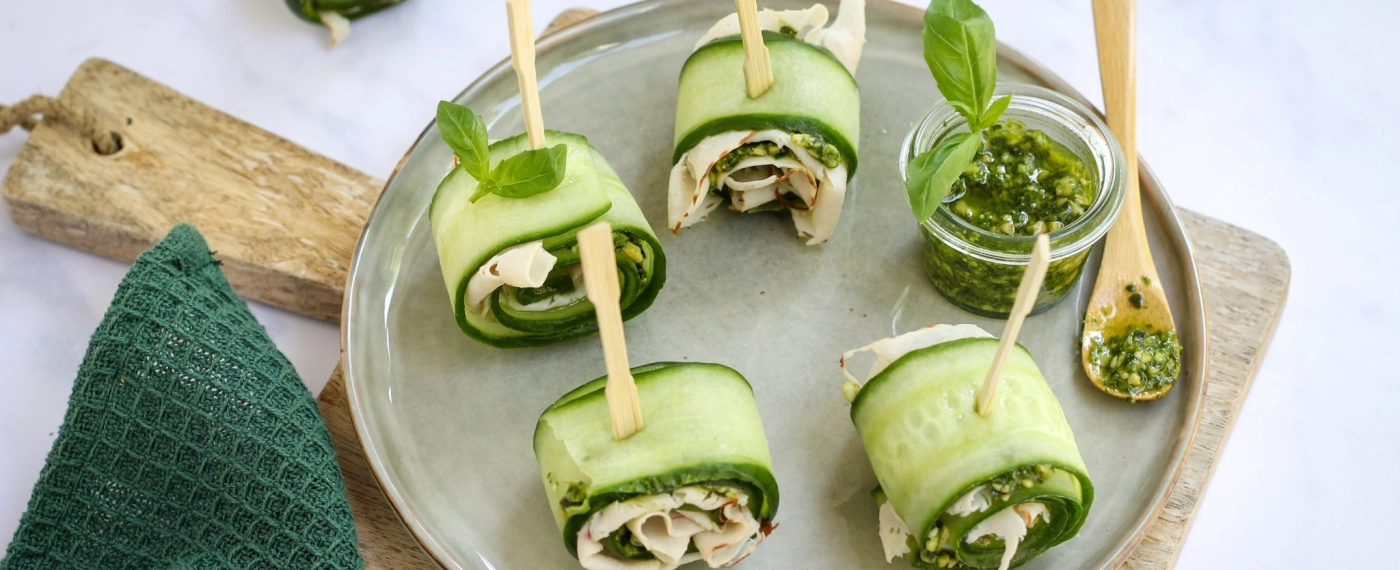 Komkommer rolletjes met kalkoenfilet & pesto