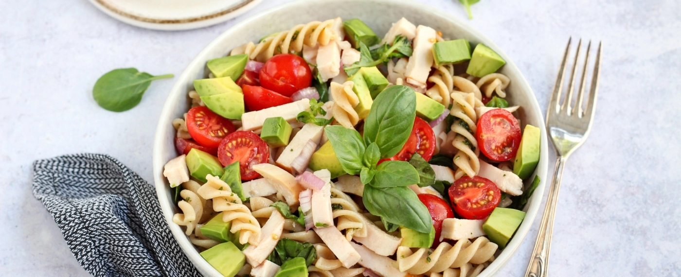 Pasta salade met kipreepjes & avocado