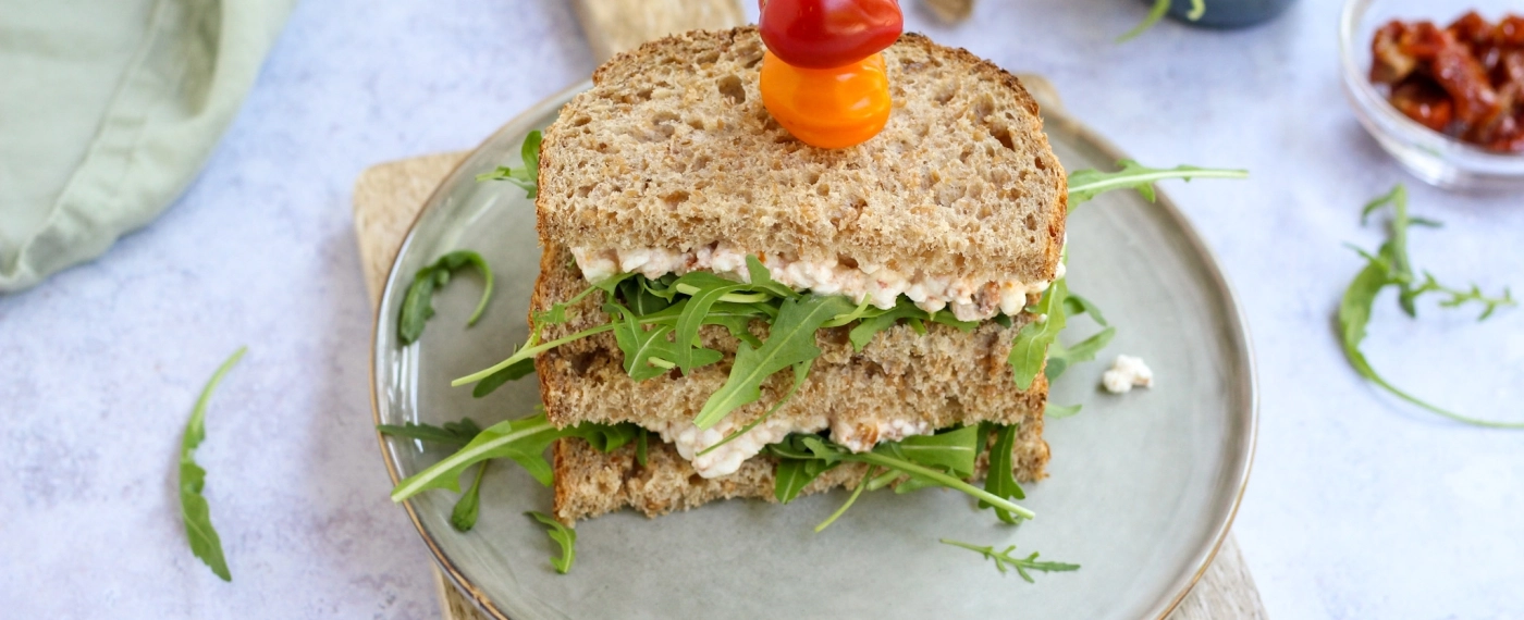 Sandwich met cottage cheese & zongedroogde tomaten
