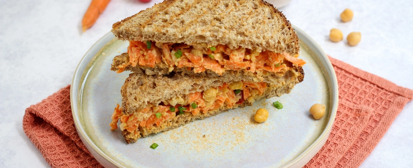 Sandwich met kikkererwten & wortel salade