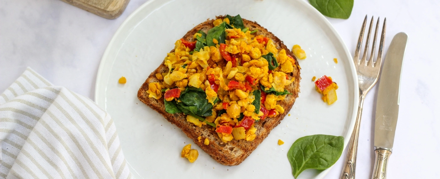 Toast met kikkererwten scramble