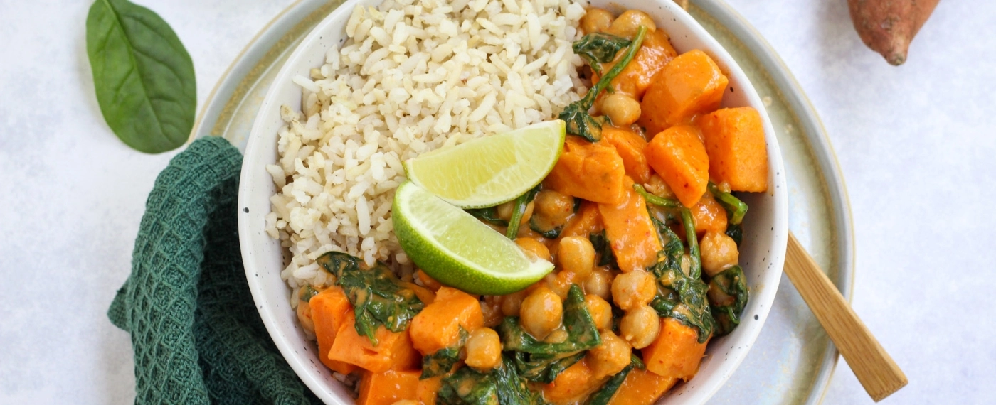 Zoete aardappel & kikkererwten curry met rijst