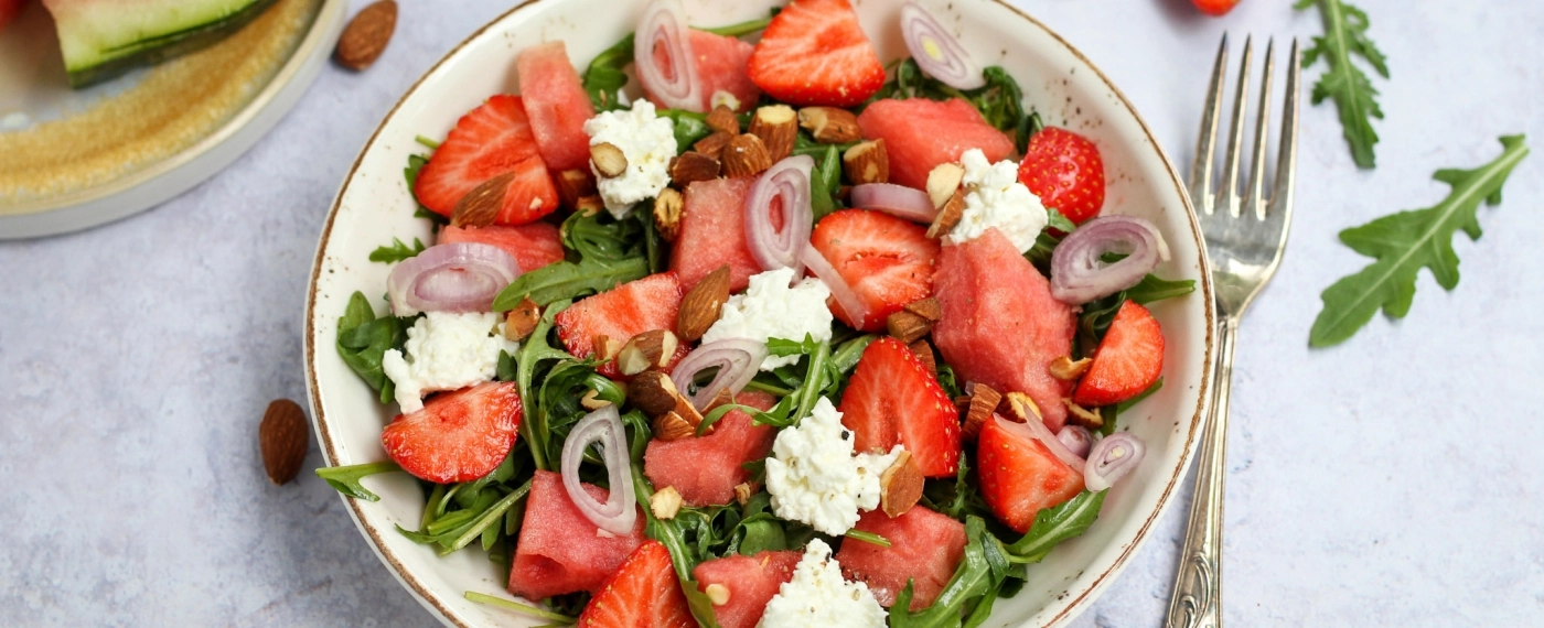 Zomerse salade met watermeloen & aardbeien