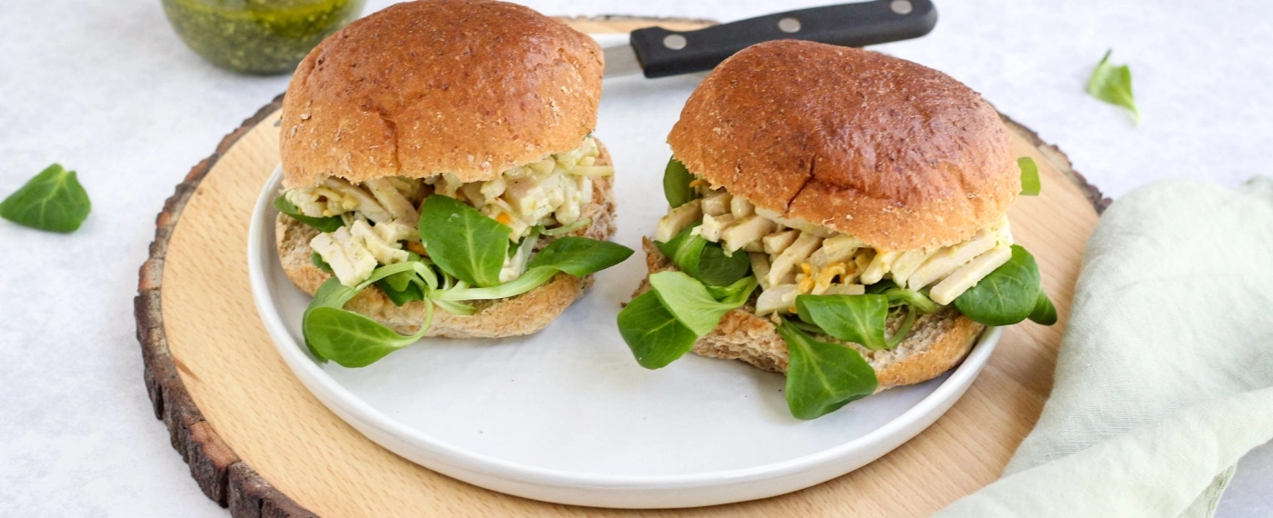 Broodje met kip-pesto salade