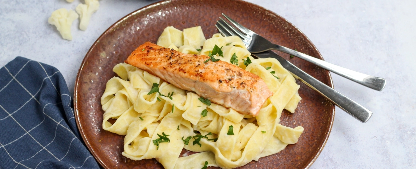 Pappardelle met bloemkoolsaus & zalmfilet