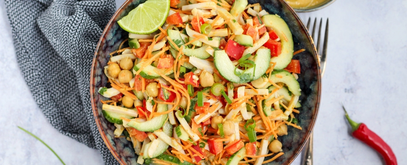Thaise salade met kipreepjes & pindadressing