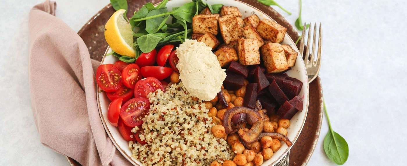 Buddha bowl met tofu & geroosterde kikkererwten