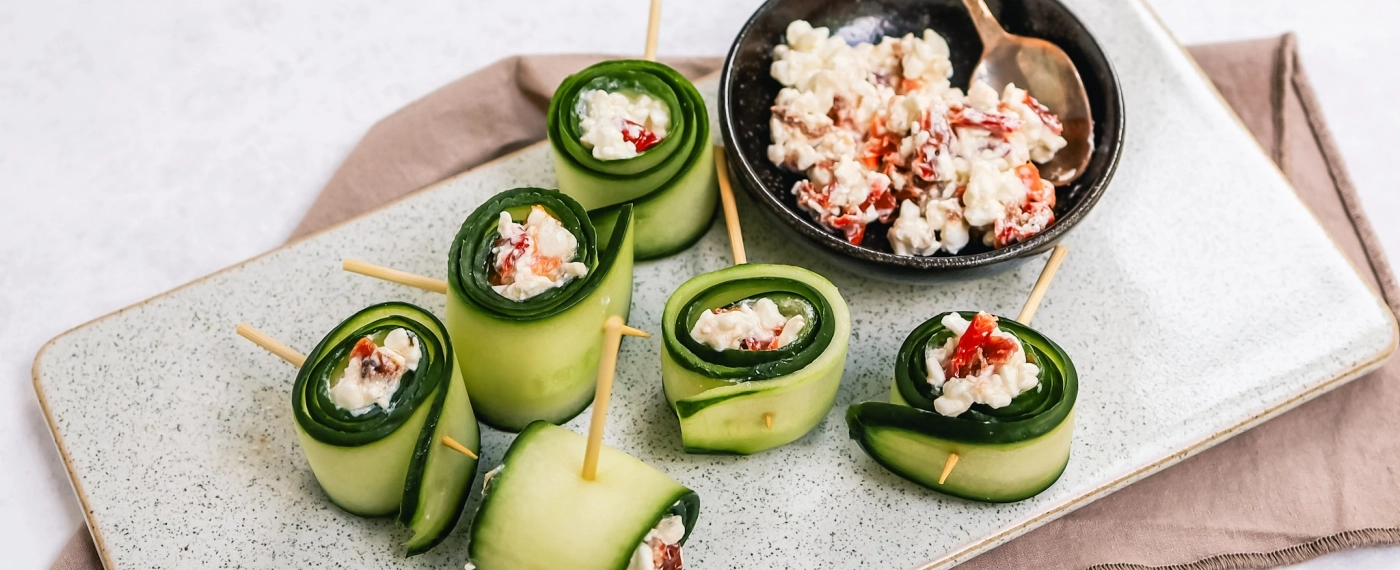 Komkommer rolletjes met zongedroogde tomaten