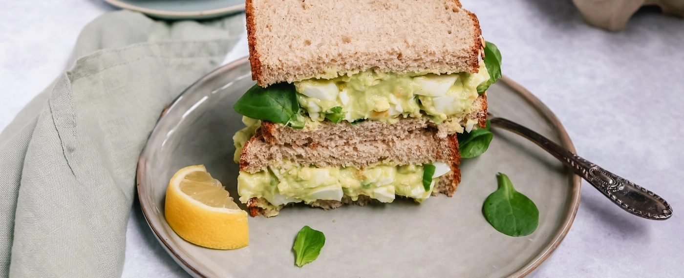 Sandwich met avocado & eiersalade