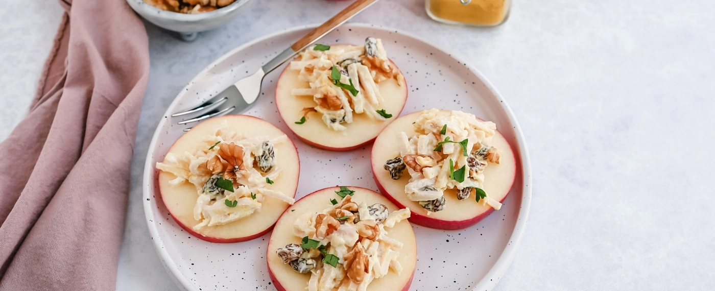 Appel plakjes met kip kerrie salade