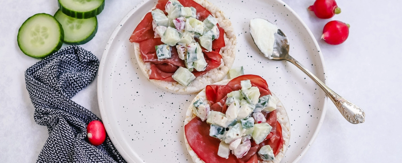 Maïswafels met rookvlees & komkommer salade