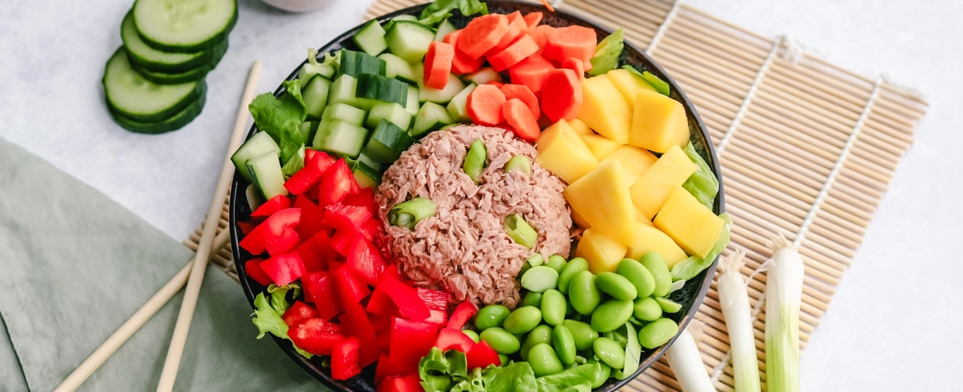 Pittige tonijn salade bowl met mango