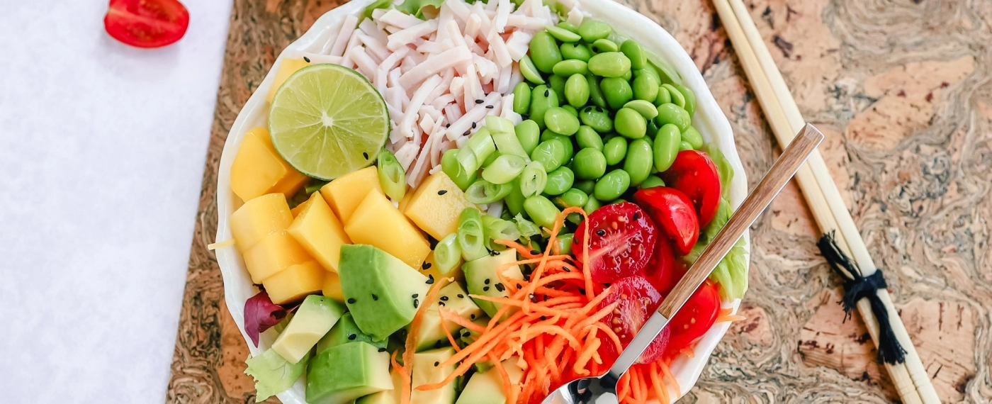 Poké bowl met kipreepjes & mango