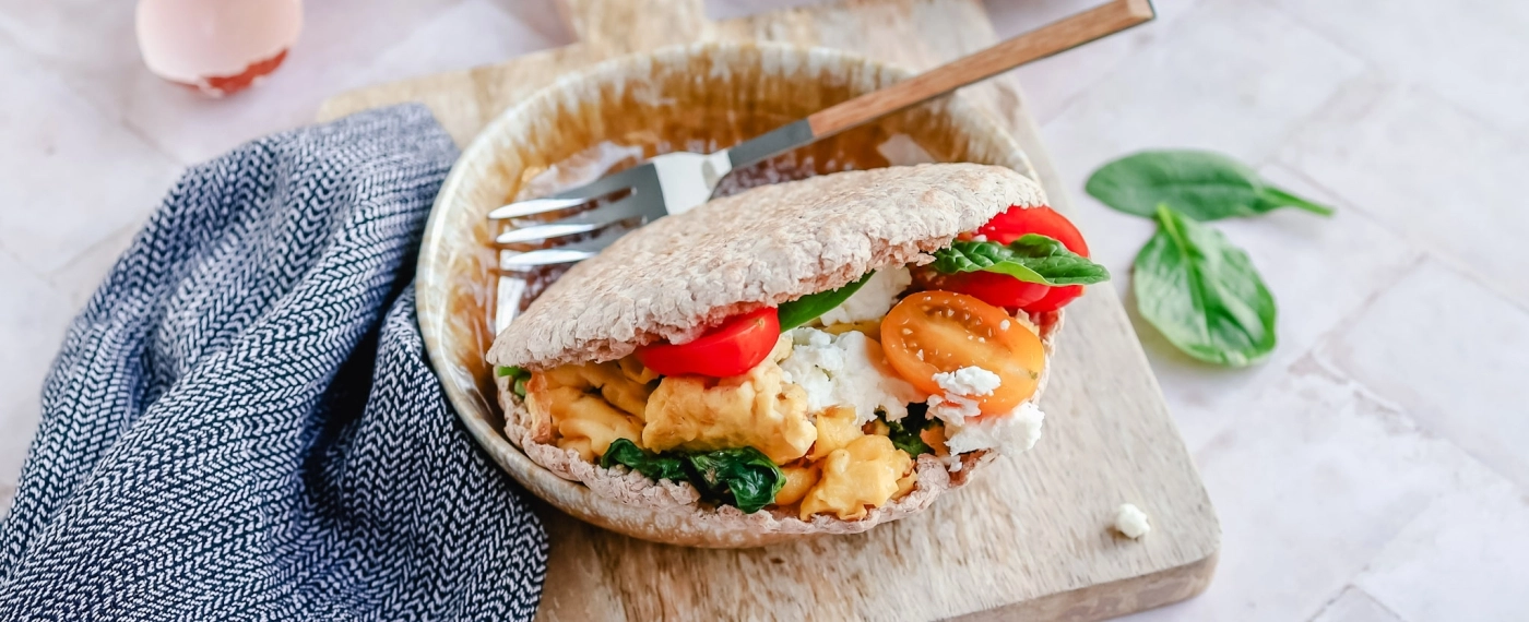 Pitabroodje met roerei, spinazie & feta
