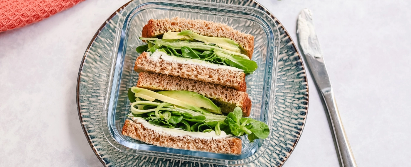 Sandwich met geitenkaas & avocado