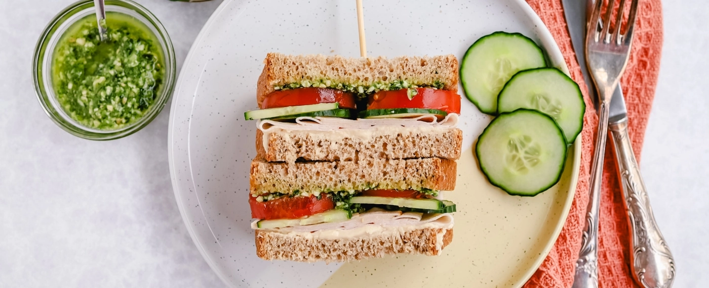 Sandwich met kalkoenfilet, hummus & pesto
