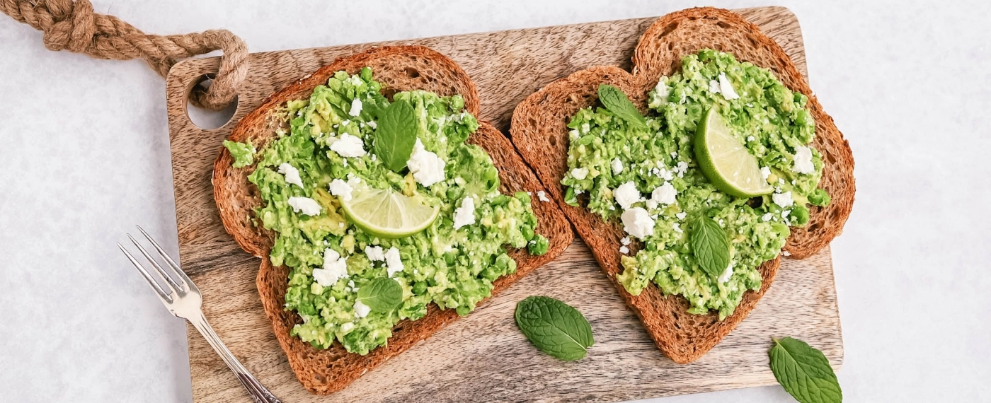 Brood met avocado & doperwten spread