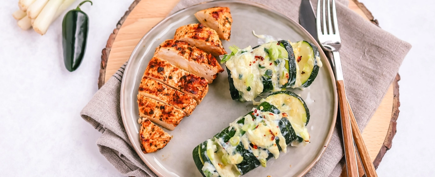 Hasselback courgette met gegrilde kip