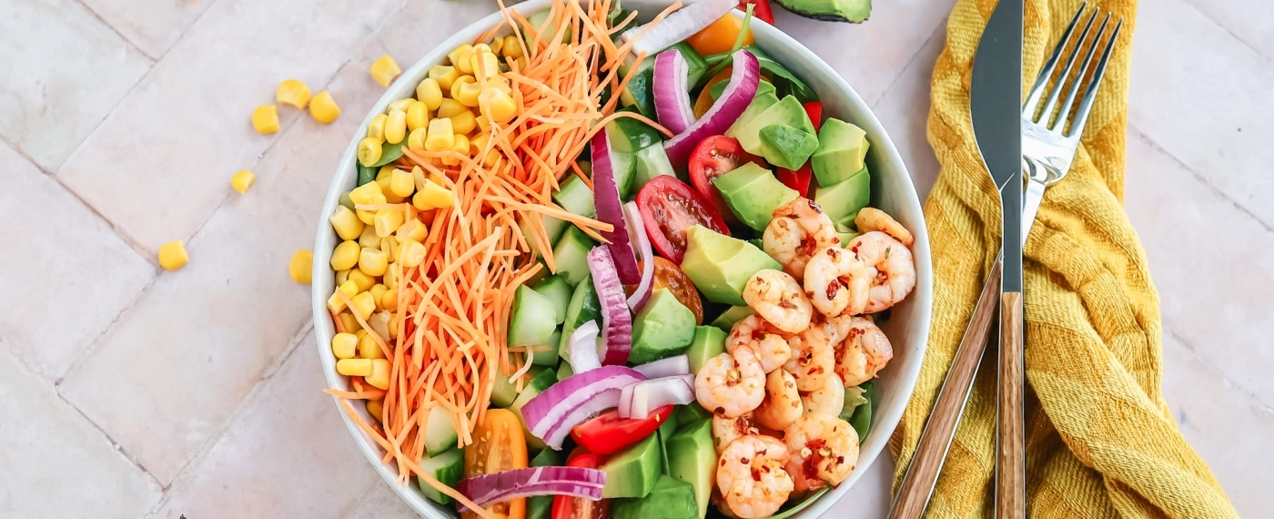 Kleurrijke garnalen salade