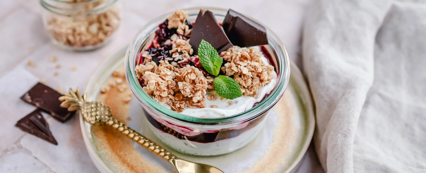Stracciatella yoghurt met kersen & geroosterde havermout