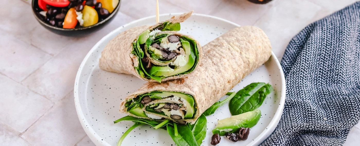 Wrap met hummus, avocado & zwarte bonen