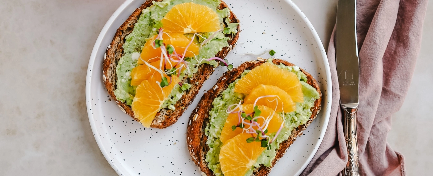 Brood met avocado-feta spread & sinaasappel
