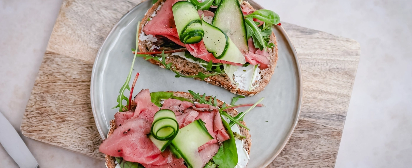 Brood met zuivelspread, rosbief & komkommer