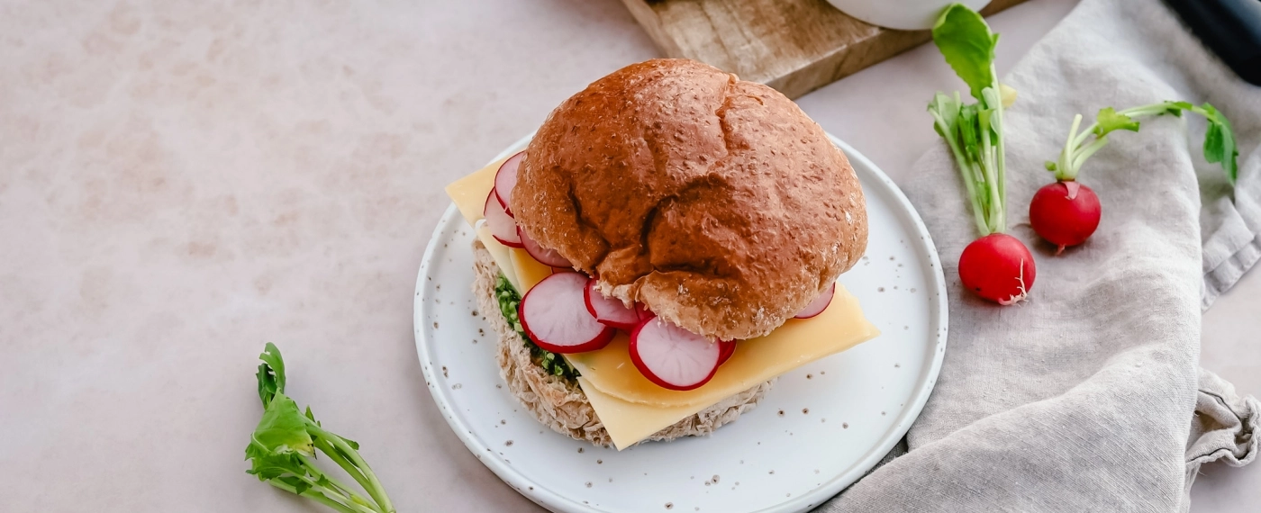 Broodje met kaas, pesto & radijs