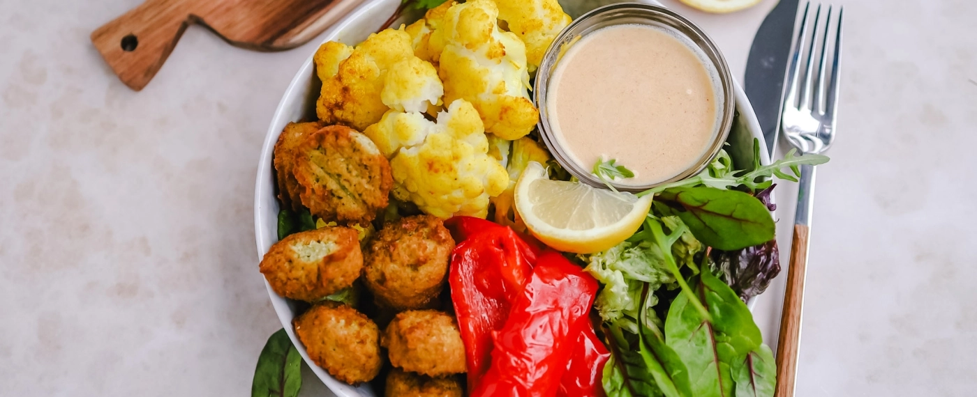 Falafel bowl met groenten & knoflook dressing