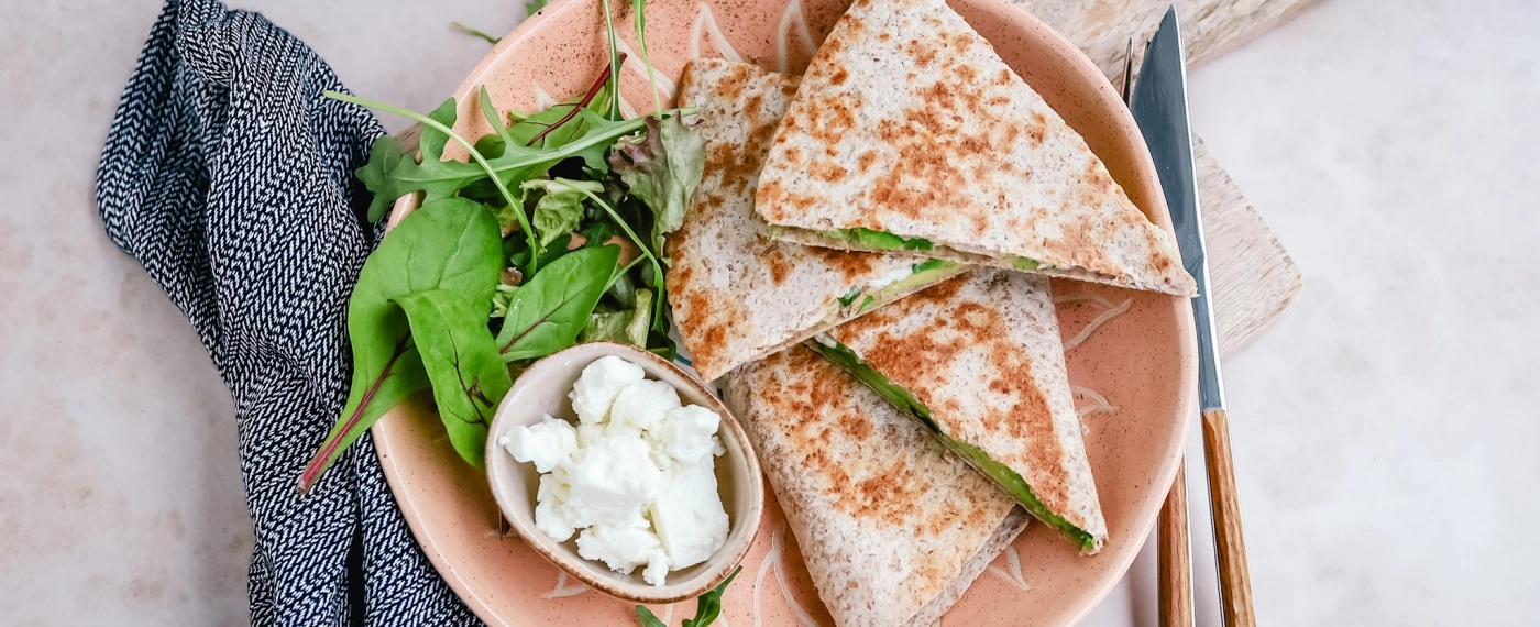 Ontbijt quesadilla met hummus & avocado