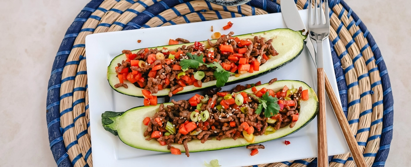 Courgette bootjes met pittig Aziatisch gehakt