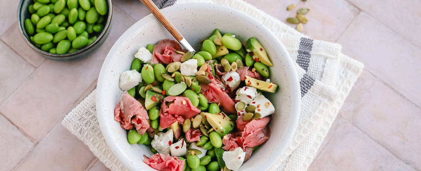 Edamame salade met geitenkaas & rosbief