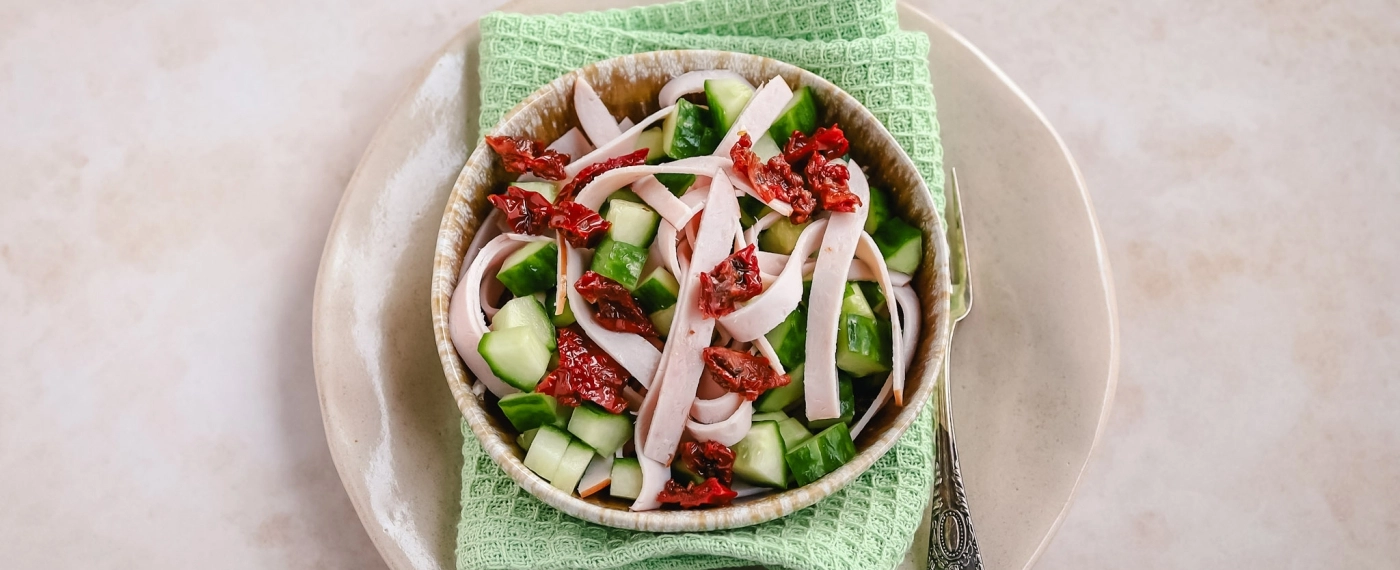 Kalkoenfilet met zongedroogde tomaten & komkommer