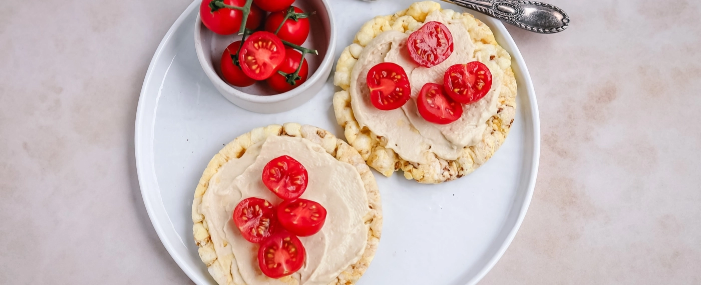 Ma­ïs­wa­fels met hummus & tomaatjes