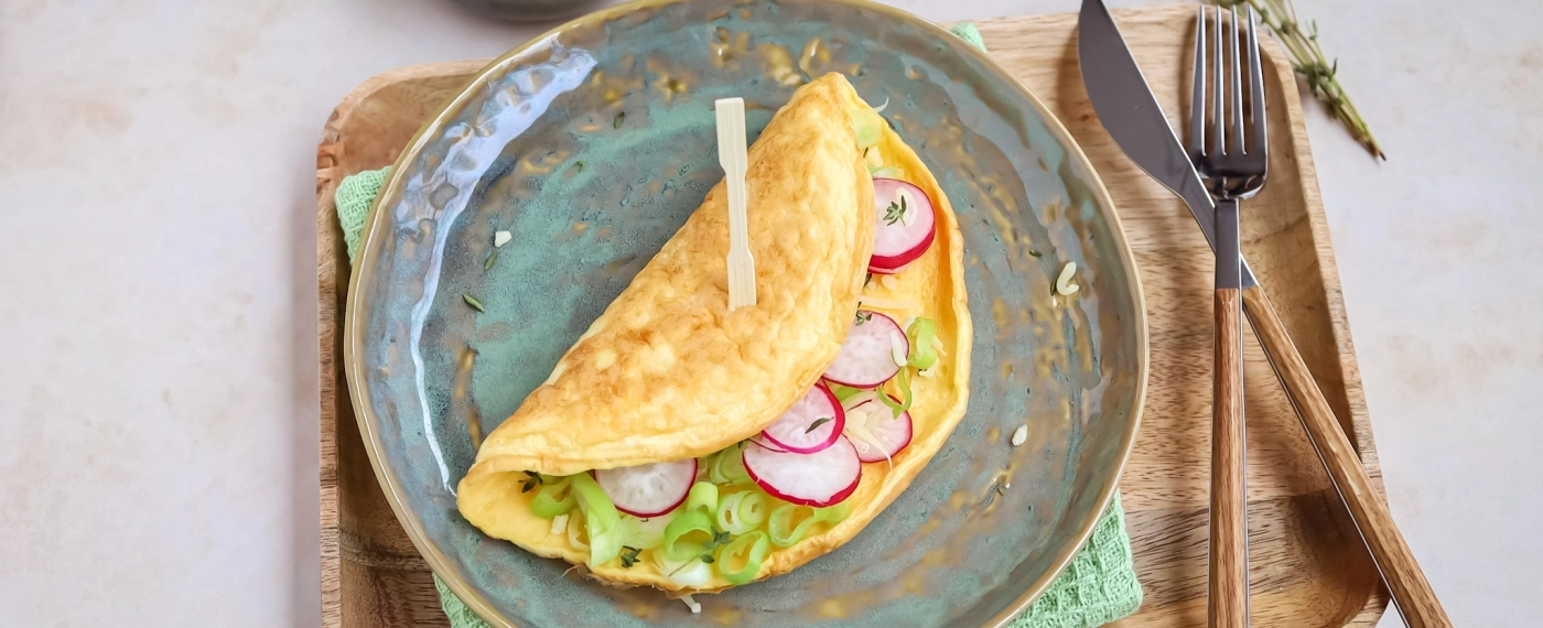 Omelet met bosui, radijs & geraspte kaas