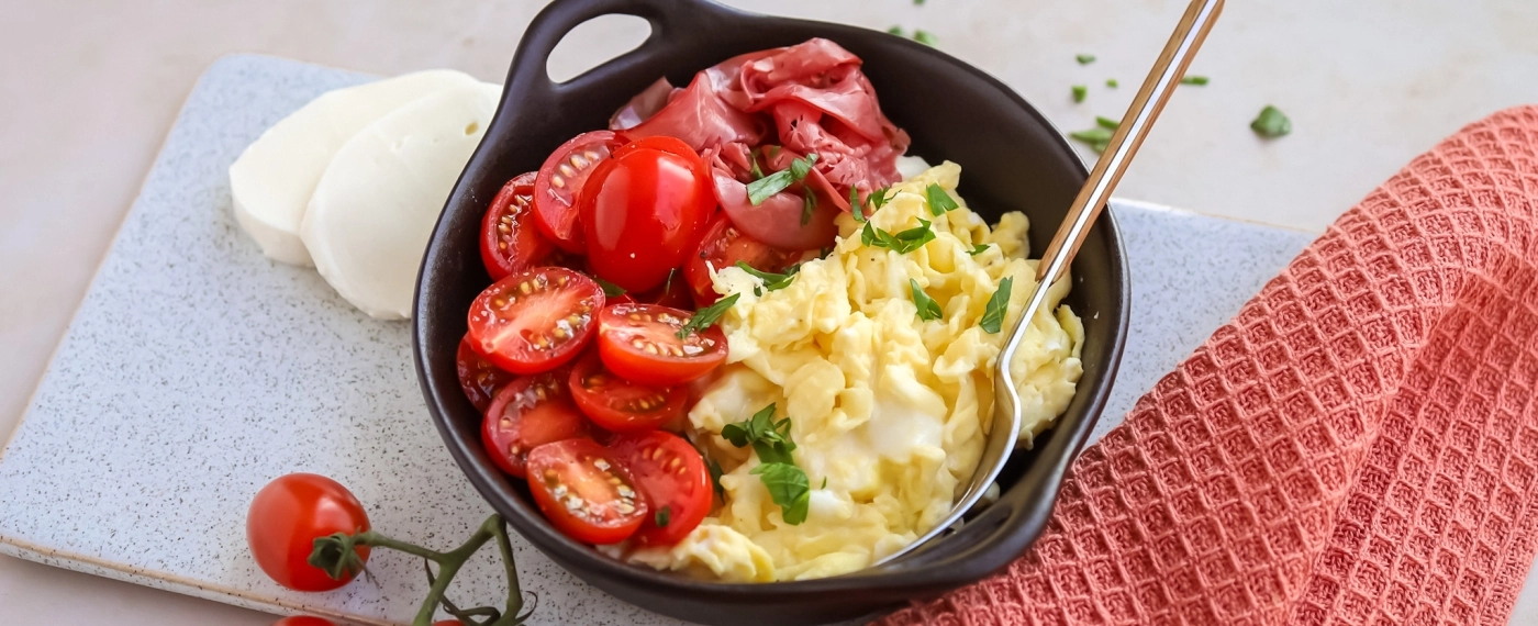 Roerei met mozzarella, tomaatjes & rookvlees