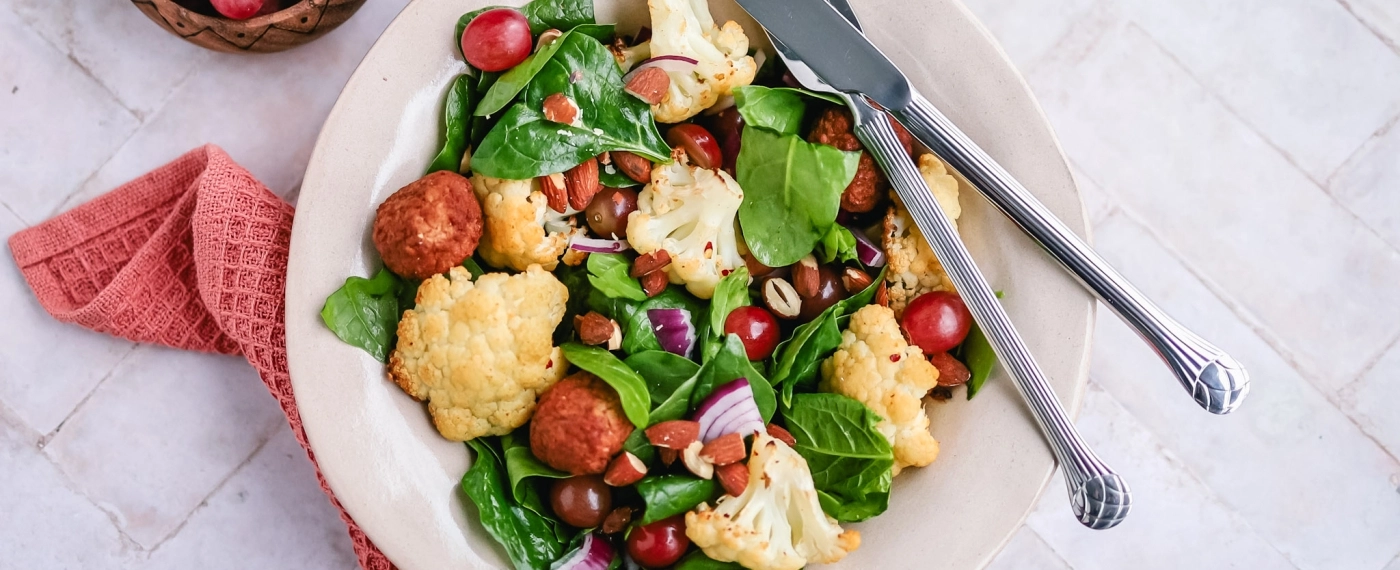 Salade met geroosterde bloemkool & falafel