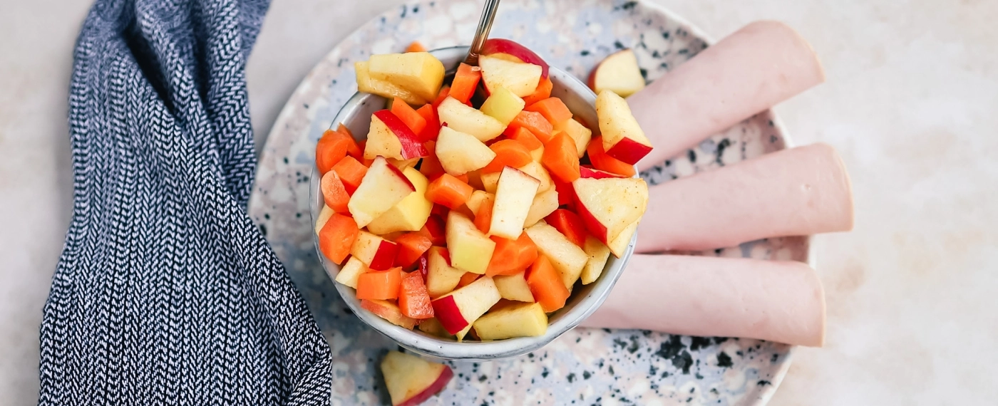 Wortelsalade met plakjes kalkoenfilet