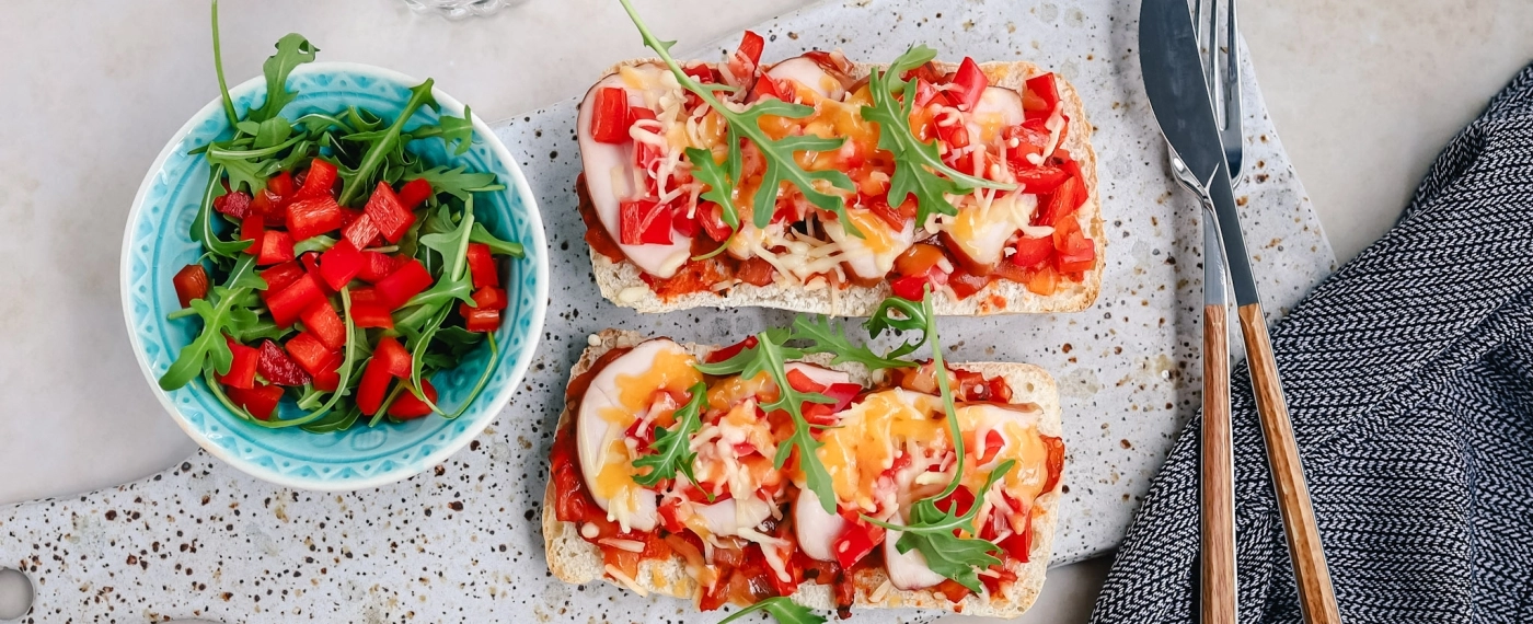 Ciabatta pizza met gerookte kip & paprika