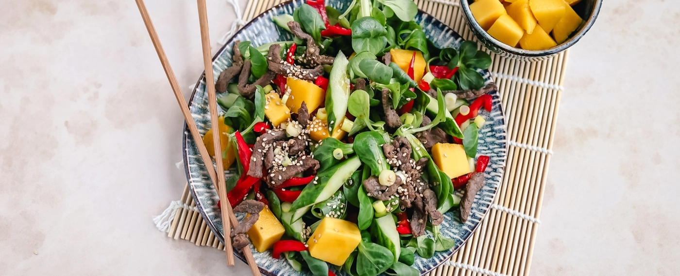 Salade met runderreepjes & mango